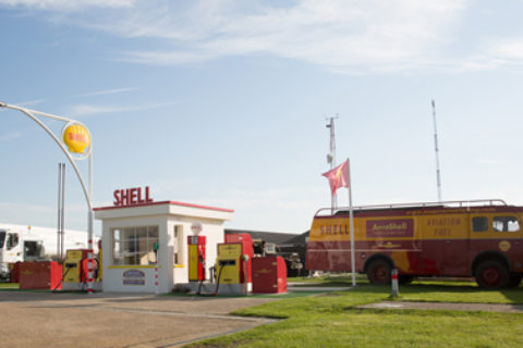 Stimmig: Rechtzeitig zum Goodwood Revival ging die neue Tankstelle in Betrieb