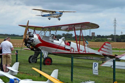 Klassiker der Luft: Focke-Wulf Fw 44 Stieglitz vorn, Cessna 172 im Anflug hinten