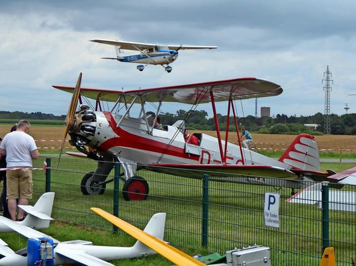 Klassiker der Luft: Focke-Wulf Fw 44 Stieglitz vorn, Cessna 172 im Anflug hinten