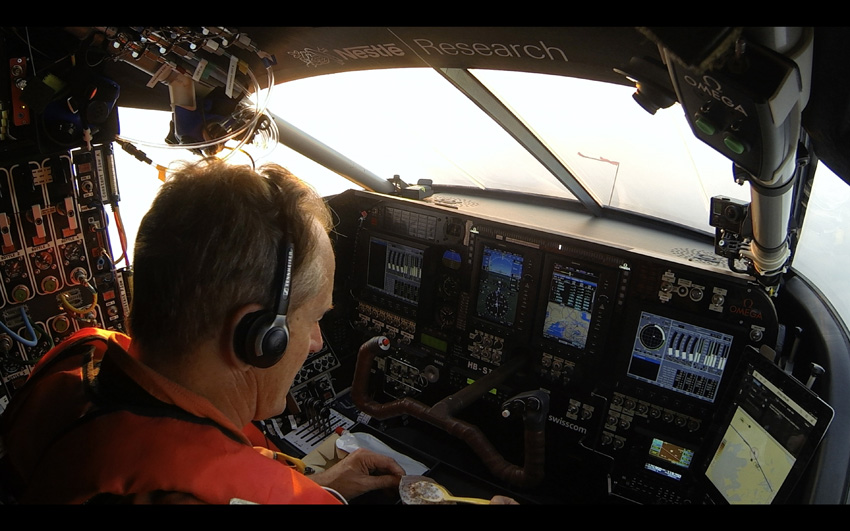 Mahlzeit: Kurze Pause für Pilot André Borschberg im Cockpit der Solar Impulse 2