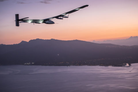 Angekommen: Solar Impulse 2 im Landeanflug auf Hawaii Anfang Juli