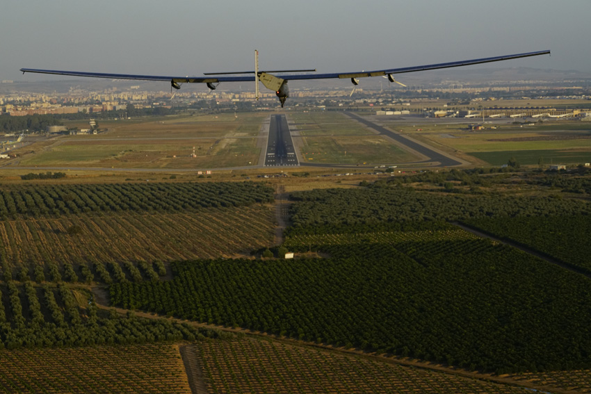 Bereit zur Landung: Solar Impulse 2 im Anflug auf den Airport Sevilla