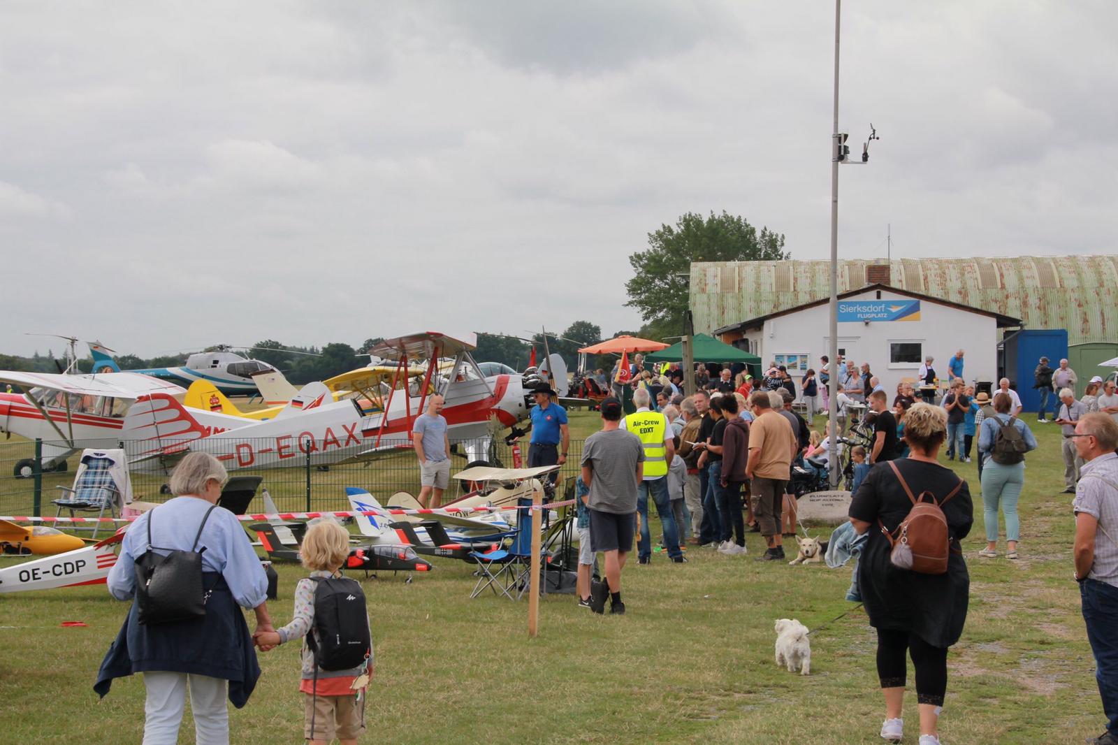 Viel los: Das Sommerfest lockte über 1000 Besucher an den Flugplatz