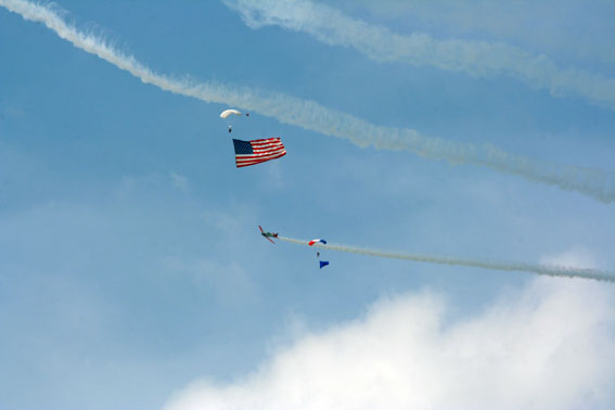 Patriotisch: Das Liberty Parachute Team zeigt Flagge, während die Piloten des Airoshell Teams ihre Kreise ziehen