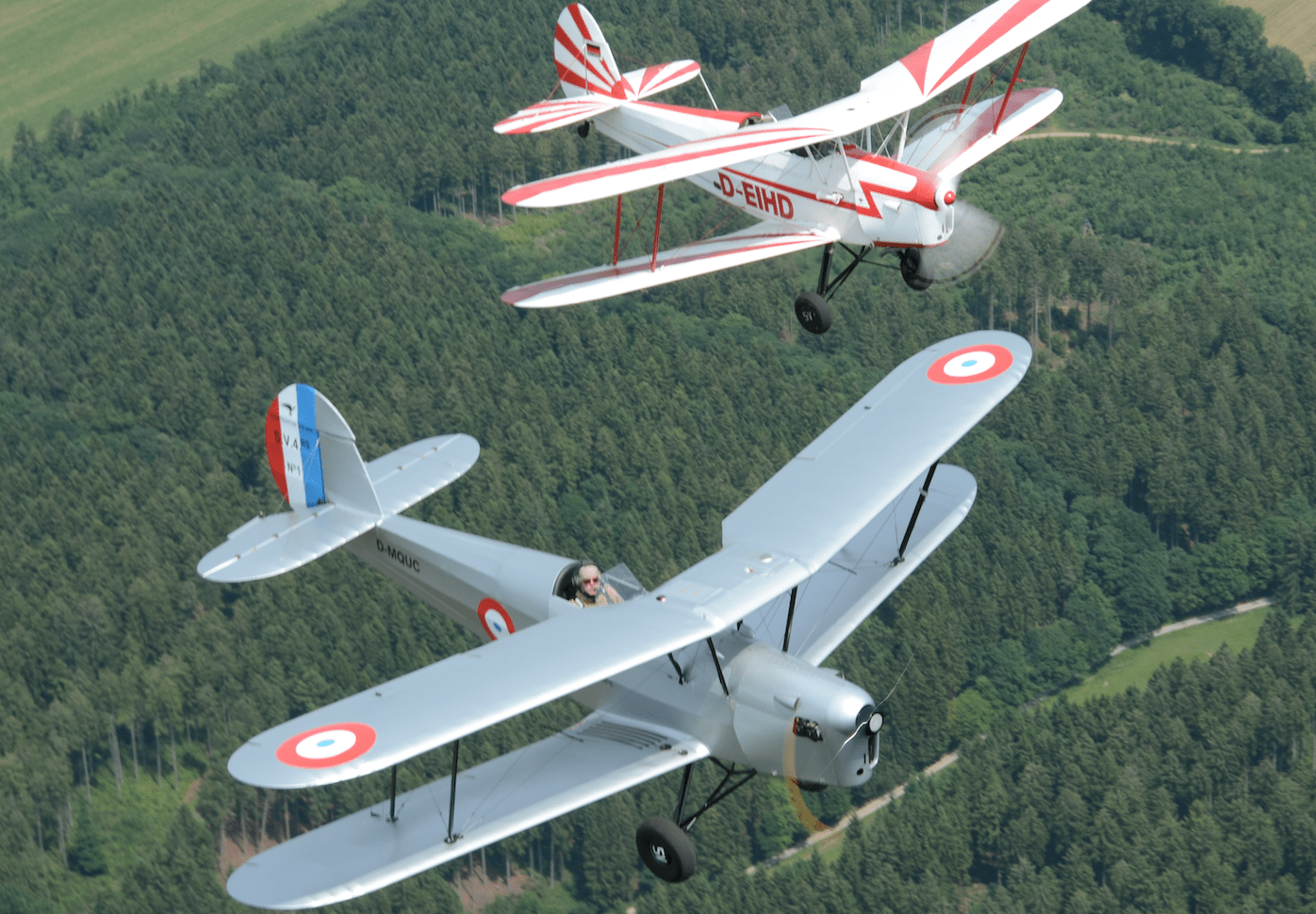 Kaum unterscheidbar: vorn die UL-Stampe, dahinter eine originale SV-4 