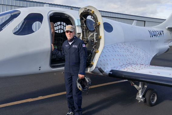 Wieder gelandet: Testpilot Dave Morss nach dem Erstflug der Stratos 714