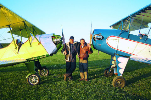 Fliegen wie früher: Arno Wangemann (links) und Götz Wedekind mit ihren selbstgebauten Maschinen