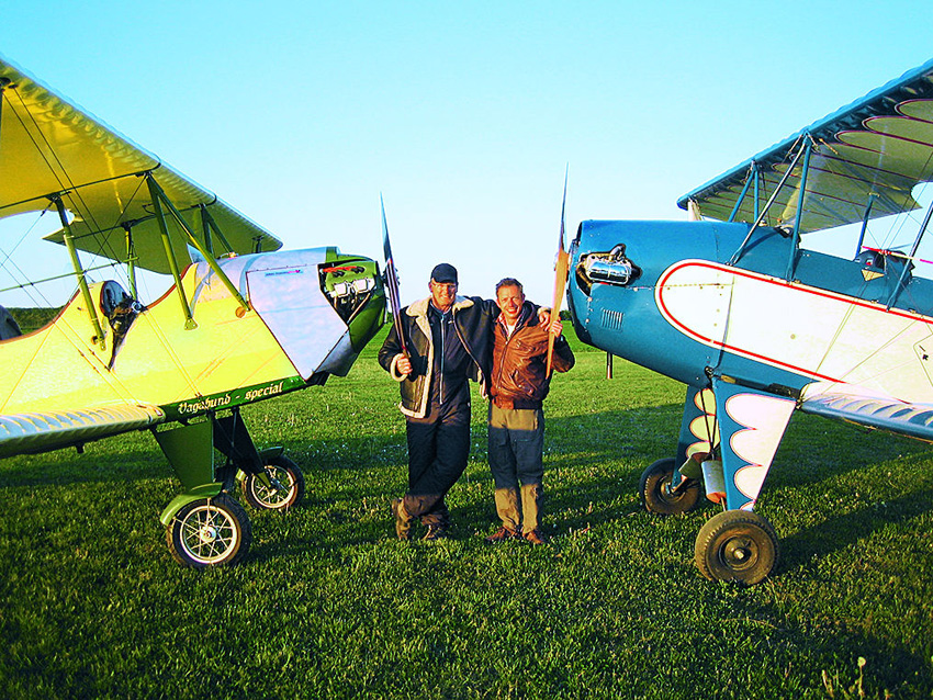 Fliegen wie früher: Arno Wangemann (links) und Götz Wedekind mit ihren selbstgebauten Maschinen