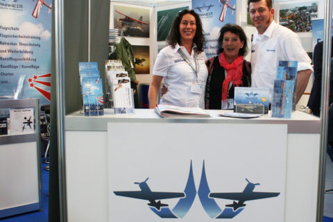 Natürlich auch auf der AERO: Verena und Helga Dolderer und Christian Klatschek vom Flugplatz Tannheim