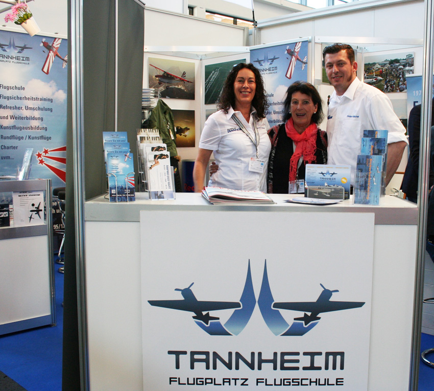 Natürlich auch auf der AERO: Verena und Helga Dolderer und Christian Klatschek vom Flugplatz Tannheim