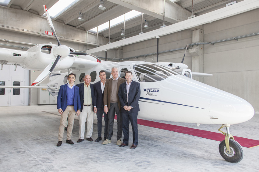 Rollout im Frühjahr: Walter Da Costa, Stan Bernstein (Erstkunde Cape Air), Giovanni Pascale, Paolo Pascale, Jim Goddard (ebenfalls Cape Air)