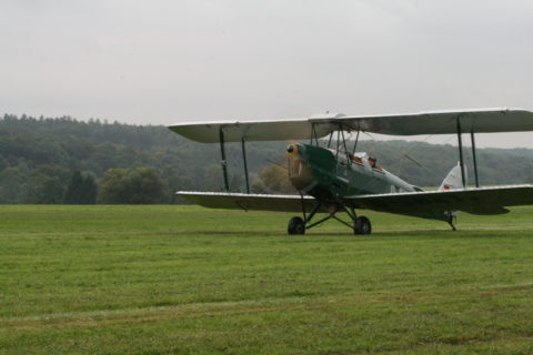 Die Unfallmaschine, eine de Havilland D.H.82 Tiger Moth, hier beim Flugtag auf der Hahnweide.