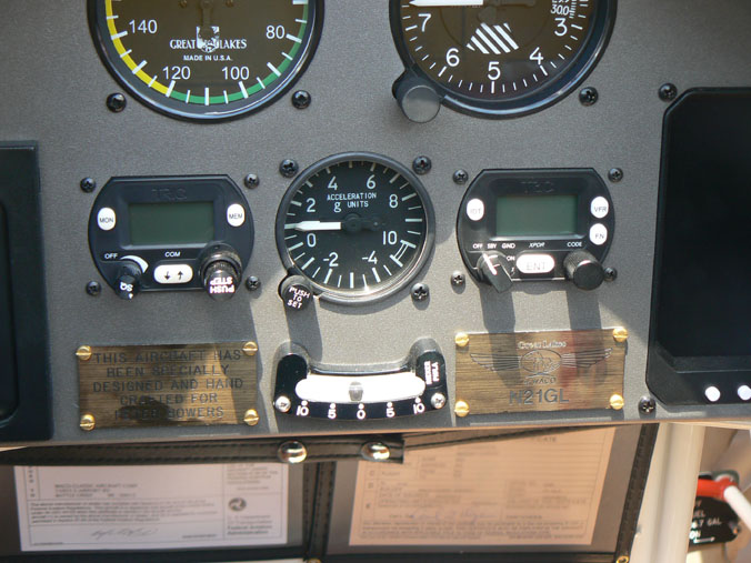 Platzsparend: Bedienblende des TY91 links neben dem g-Meter, eingebaut im Cockpit einer Waco
