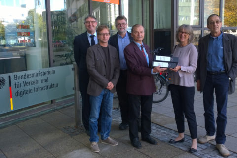 Übergabe gelungen: Gruppenfoto vor dem Gebäude des BMVI in Bonn