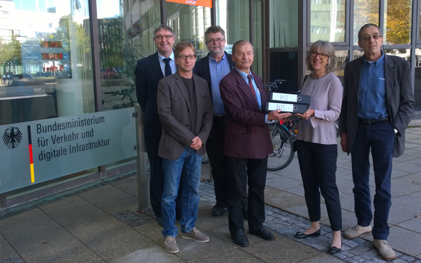 Übergabe gelungen: Gruppenfoto vor dem Gebäude des BMVI in Bonn