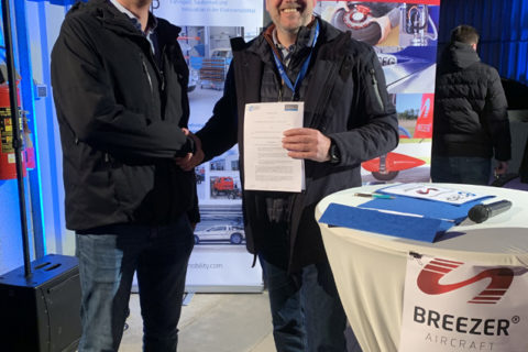 Spannend: Henning Boysen von Breezer Aircraft und Dirk Lehmann von eCap machen gemeinsame Sache