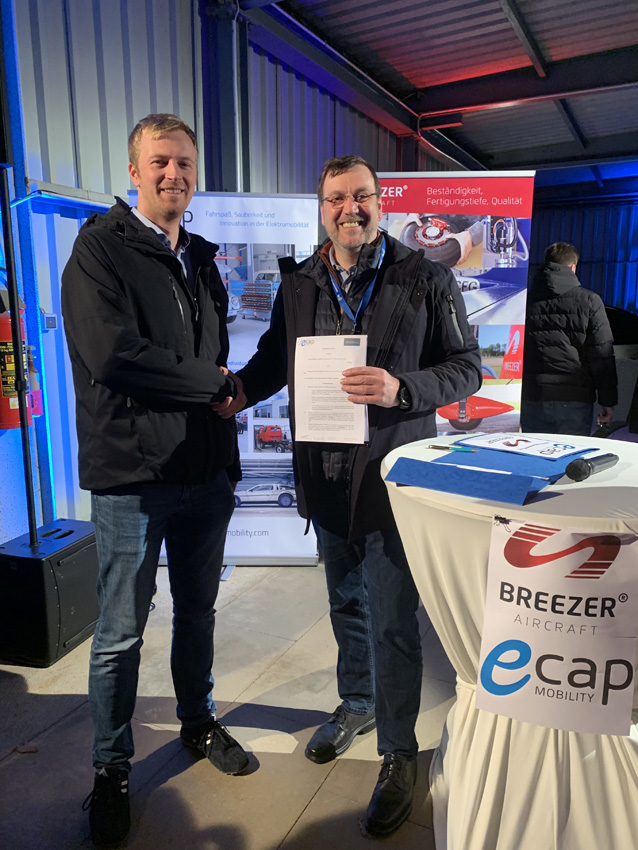 Spannend: Henning Boysen von Breezer Aircraft und Dirk Lehmann von eCap machen gemeinsame Sache