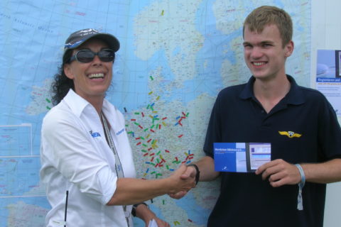 Verena Dolderer gratuliert dem 400. Gewinner Marcel Kranhold