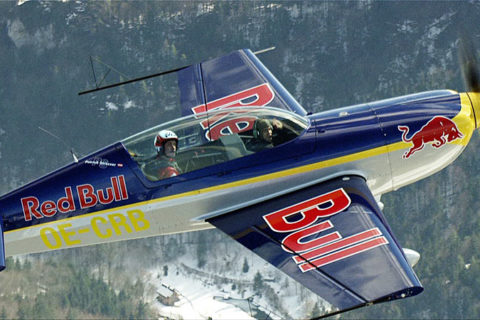 Matthias Dolderer und Sebastian Vettel in der Extra 300 von Red Bull
