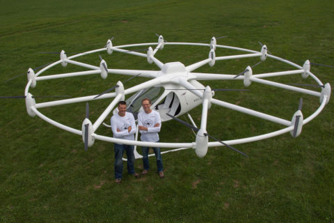 Exotisch: Volocopter-Prototyp VC200, im Vordergrund Firmengründer Alex Zosel und Thomas Senkel