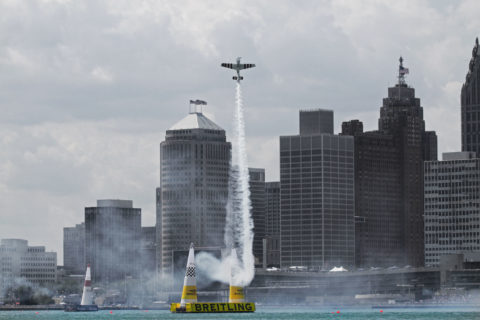 Bonhomme fliegtwie eine Rakete gen Himmel