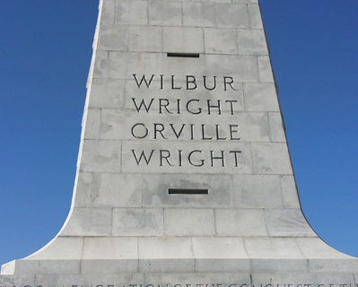Zum Gedenken: Ehrenmal der Wright-Brüder in Kill Devil Hills in North Carolina, USA 
