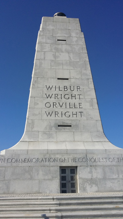 Zum Gedenken: Ehrenmal der Wright-Brüder in Kill Devil Hills in North Carolina, USA 