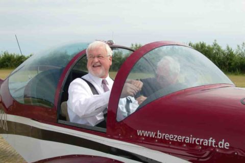 Guten Flug! Peter-Harry Carstensen in einem Breezer-UL auf dem Weiterflug nach Husum
