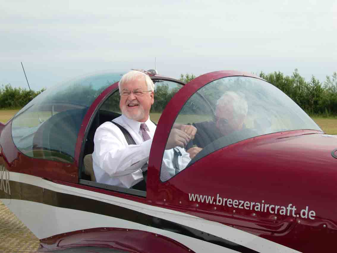 Guten Flug! Peter-Harry Carstensen in einem Breezer-UL auf dem Weiterflug nach Husum