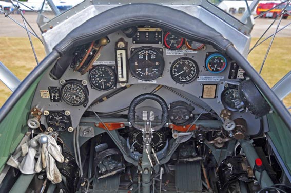 GPS? Fehlanzeige! Kompromissloses Cockpit der Hawker Demon