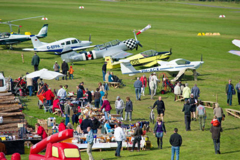 Flohmarkt am Rollfeld des Flugplatzes Wershofen