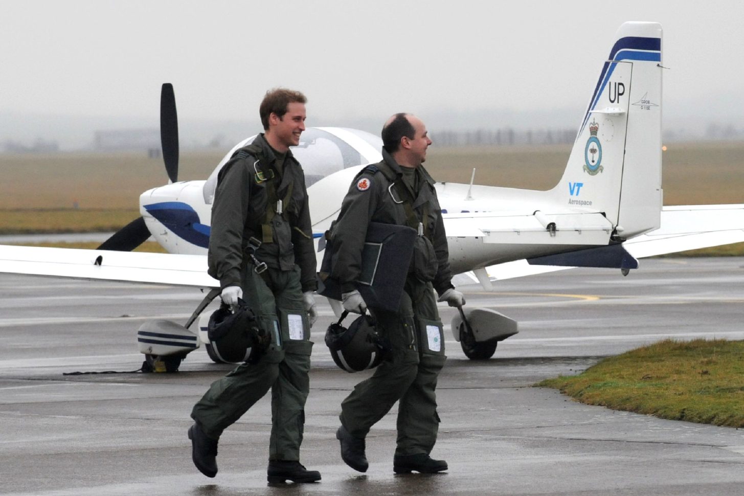 Prinz William bereitet mit seinem Fluglehrer Roger Bousfield von der 1 Sqn Elementary Flying Training School (EFTS) in Cranwell, Großbritannien den Grob G 115 Tutor zum Flugunterricht vor