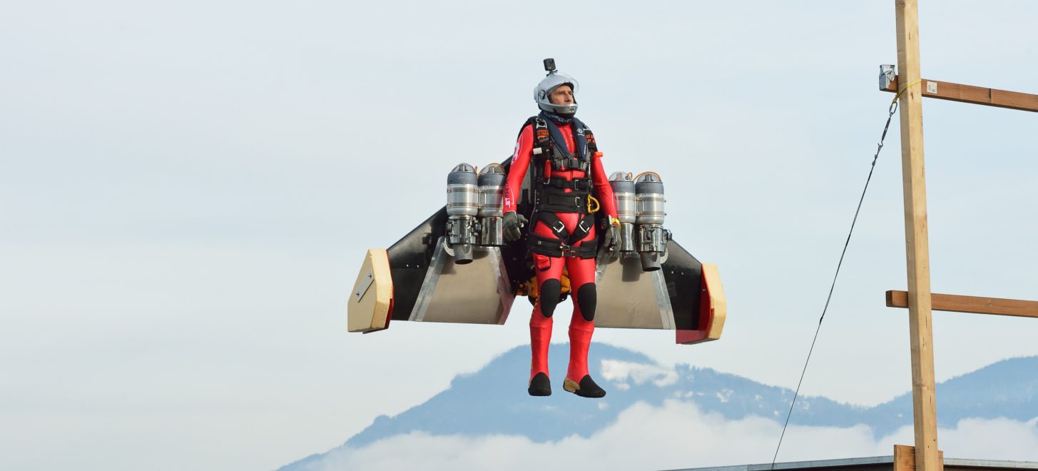 Jetman Yves Rossy startet vom Boden aus
