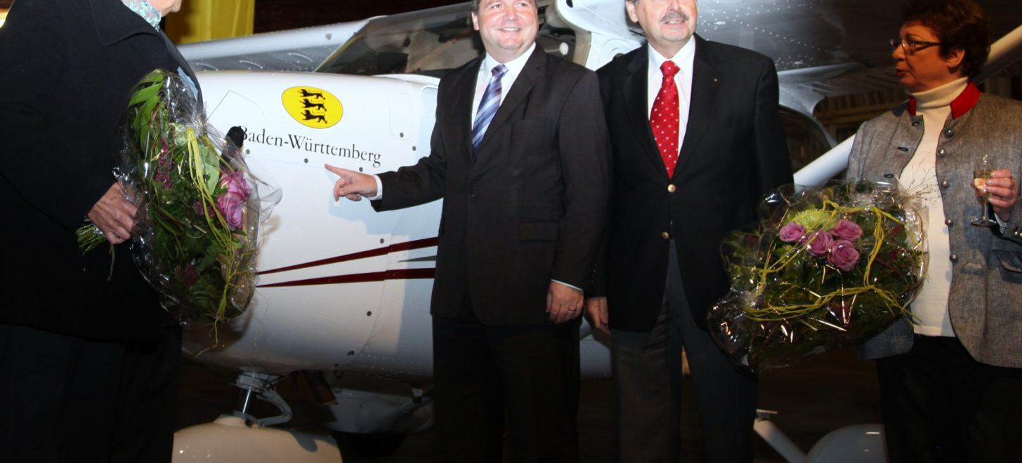 Ministerpräsident Mappus tauft Flugzeug mit Schallschutz auf der Hahnweide