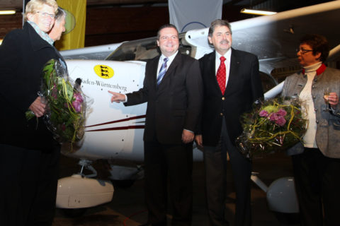 Ministerpräsident Mappus tauft Flugzeug vom BWLV auf der Hahnweide
