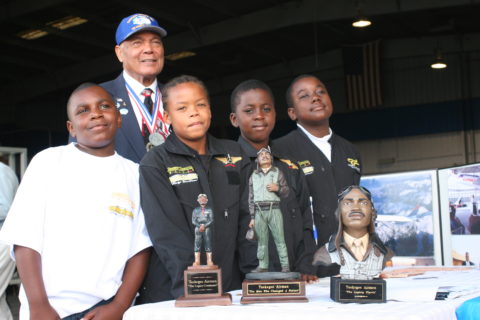 Bewunderung für die Tuskegee Airmen: Kinder im Tomorrow’s Aeronautical Museum