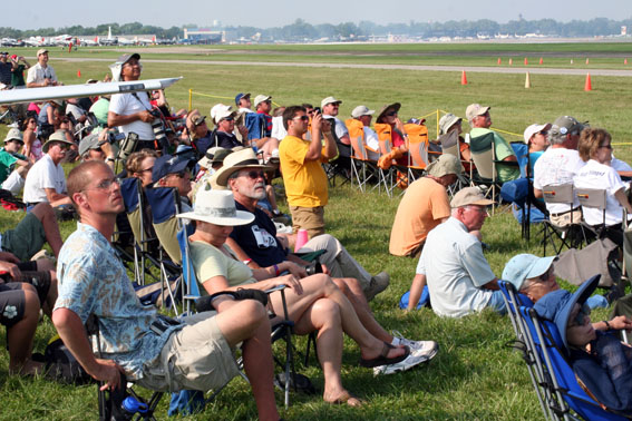 Entspannt zurücklehnen: Die Airshow am Nachmittag sollte sich keiner entgehen lassen