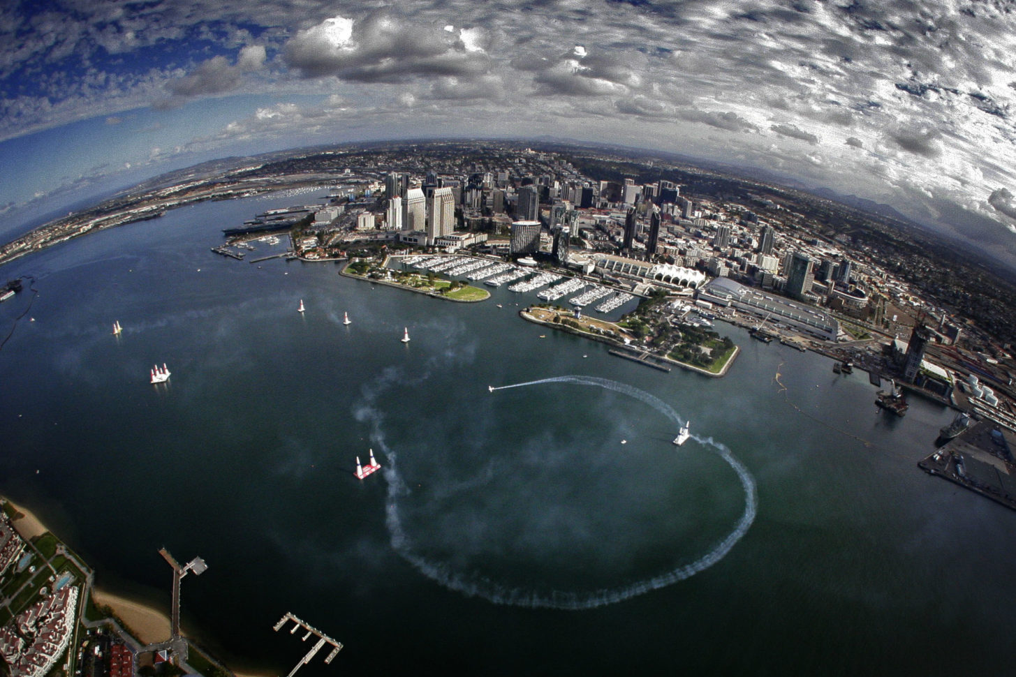 Paul Bonhomme über San Diego
