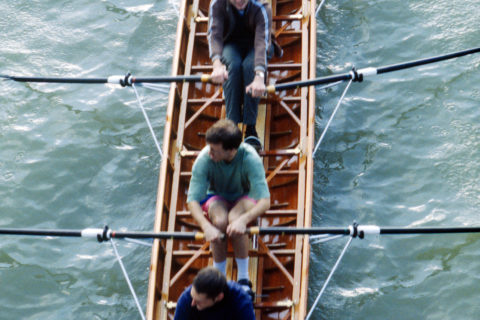 Eine Rudermannschaft rettete einen abgestürzten Piloten aus der irischen See.