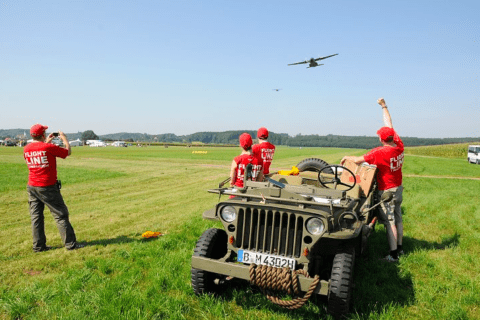 Willkommen: Die ersten Piloten fliegen schon vor dem offiziellen Start ein – hier die Transall der Bundeswehr
