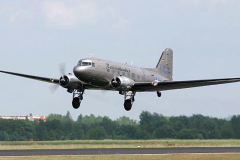 Rosinenbomber DC-3 im Anschlug auf die ILA