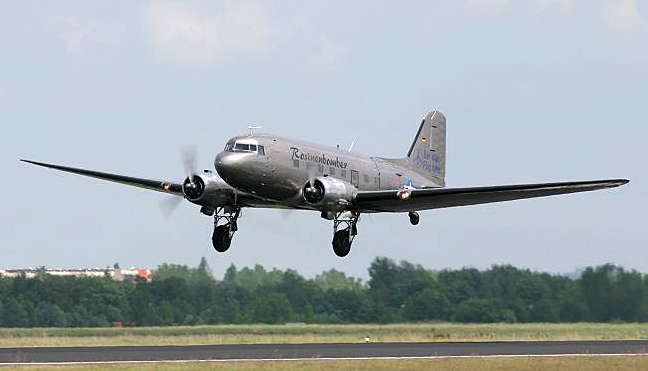 Rosinenbomber DC-3 im Anschlug auf die ILA