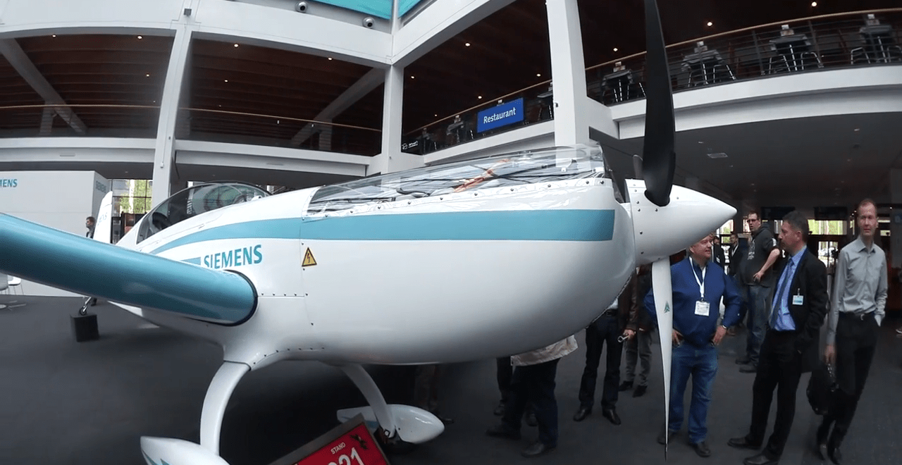 Der Siemens-Elektroflugmotor in einer Extra 330