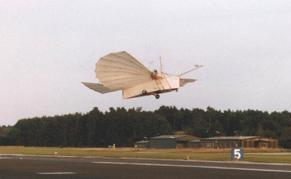 Flugfähig! Nachbau des Model 21 beim Flugversuch im Oktober 1997 in Manching, südlich von Ingolstadt