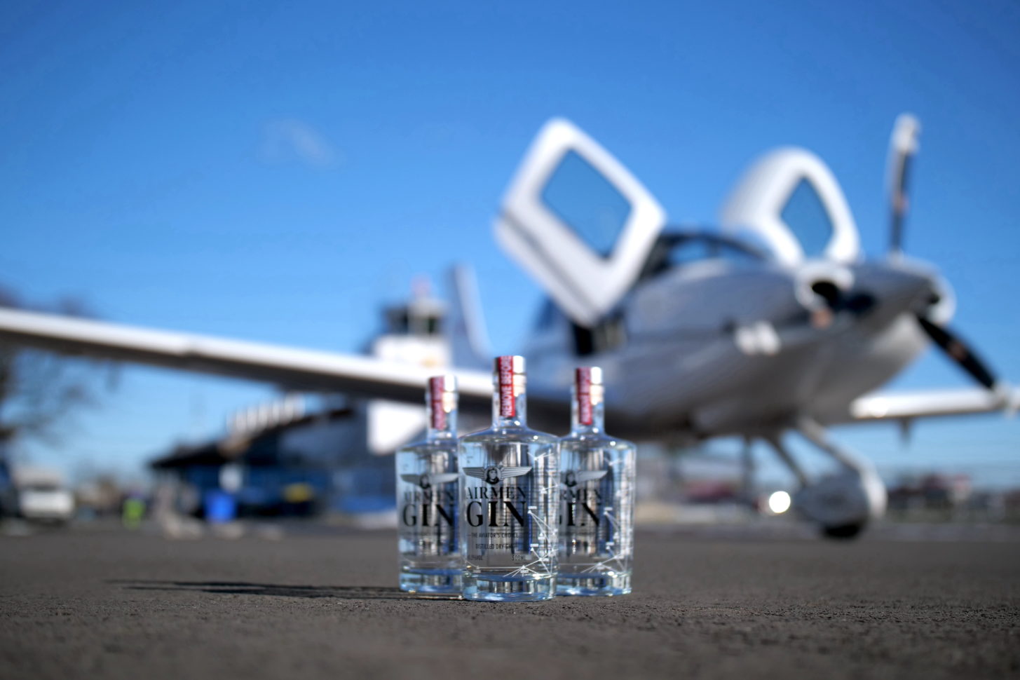 fliegermagazin und Airmen Gin verlosen einen Schnupperflug