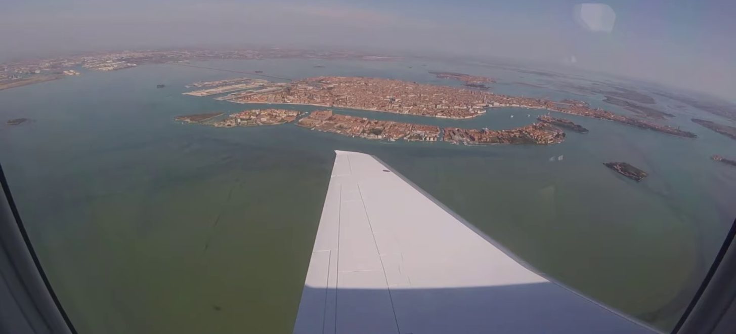 Businessjet Pilatus PC-24 landet in Lido di Venezia