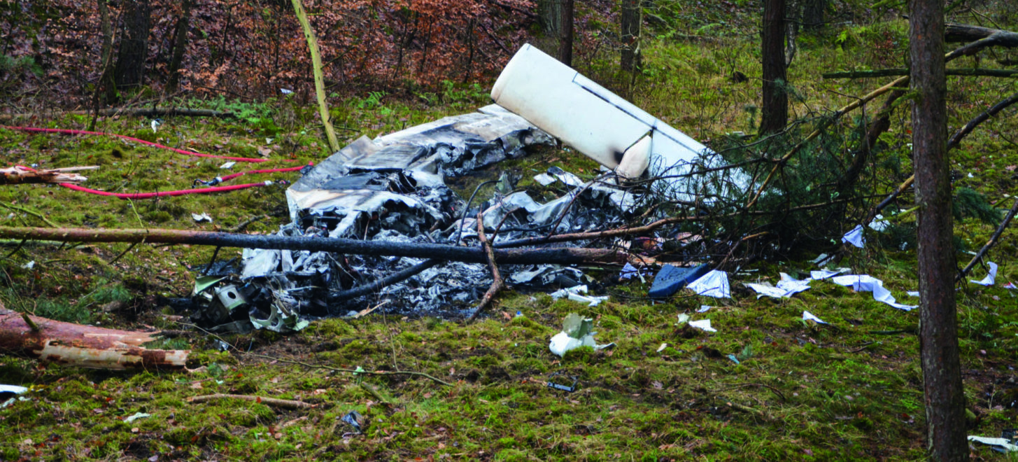 Anflug im Nebel endet mit Flugzeugabsturz im Wald