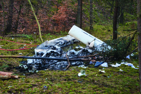 Anflug im Nebel endet mit Flugzeugabsturz im Wald