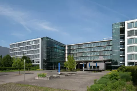 DFS-Unternehmenszentrale Langen | Blick von Osten auf die Unternehmenszentrale (UZ).