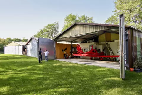 Fliegerdorf Eggersdorf: Mit dem Flugzeug unter einem Dach wohnen